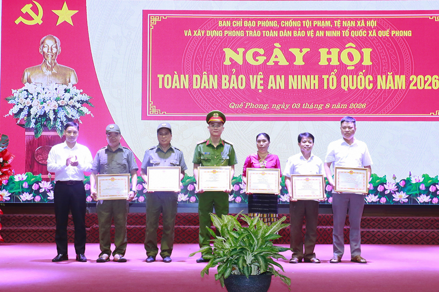 Chính quyền xã Quế Phong khen thưởng tập thể, cá nhân có thành tích xuất sắc trong phong trào toàn dân bảo vệ ANTQ
