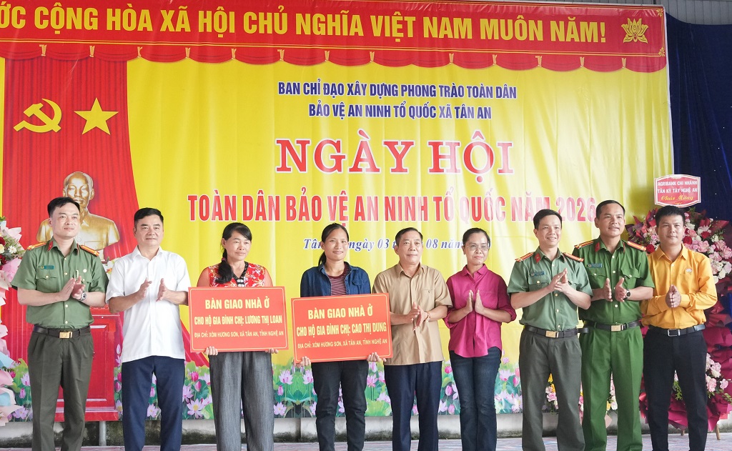 Trao biểu trưng bàn giao nhà tình nghĩa tặng 02 gia đình có hoàn cảnh đặc biệt khó khăn