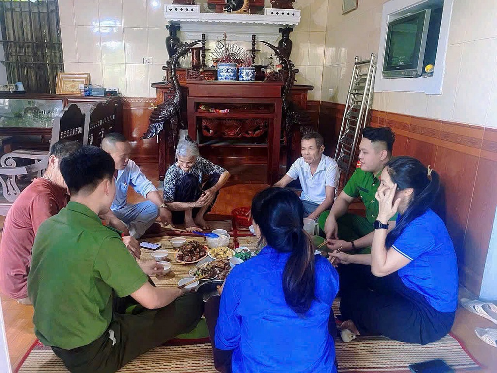 Công an xã thăm hỏi, tặng quà và tổ chức 