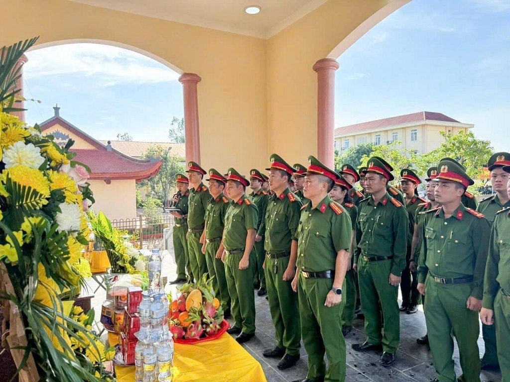 Công an phường Vinh Lộc dâng hương, dâng hoa tưởng nhớ Anh hùng Liệt sĩ