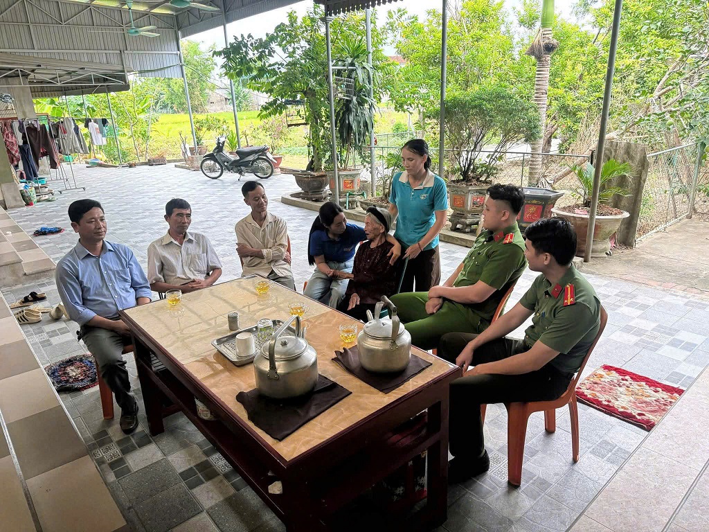 Đoàn công tác trò chuyện, thăm hỏi gia đình