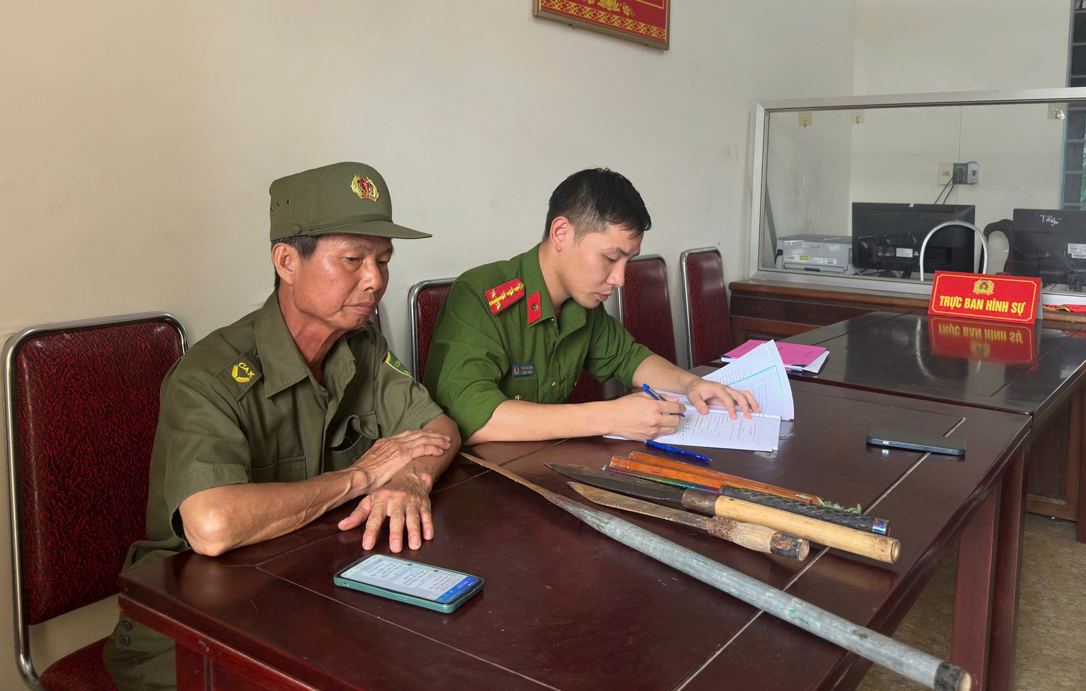 Số dao, kiếm người dân giao nộp cho Công an