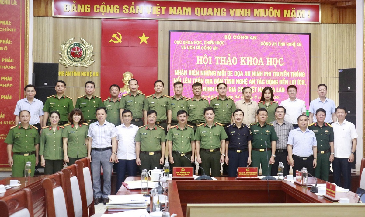 Đại biểu chụp ảnh lưu niệm