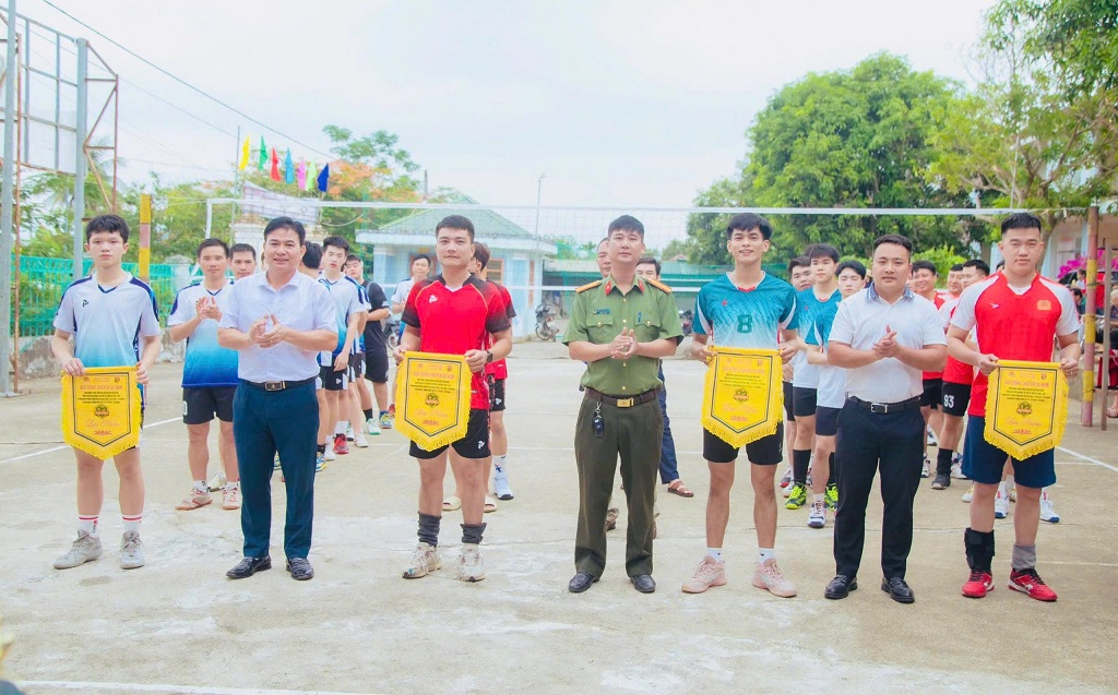 Trao cờ lưu niệm cho các đội bóng