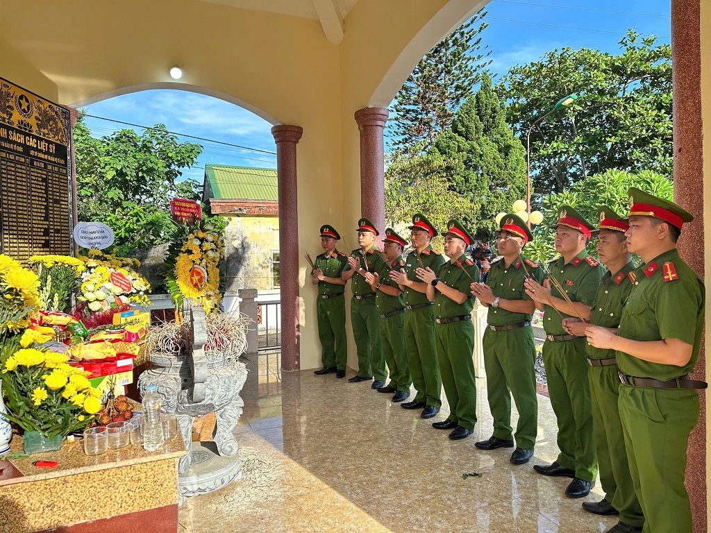 Cán bộ, chiến sĩ Công an xã Bích Hào thắp hương tri ân Anh hùng Lệt sĩ