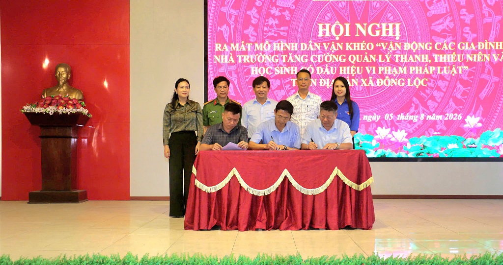 Đại diện ban, ngành, đoàn thể, trường học ký cam kết thực hiện hiệu quả mô hình
