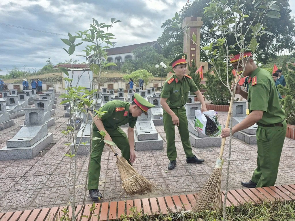 Công an xã Hạnh Lâm tổng dọn vệ sinh, chỉnh trang khuôn viên Nghĩa trang Liệt sĩ