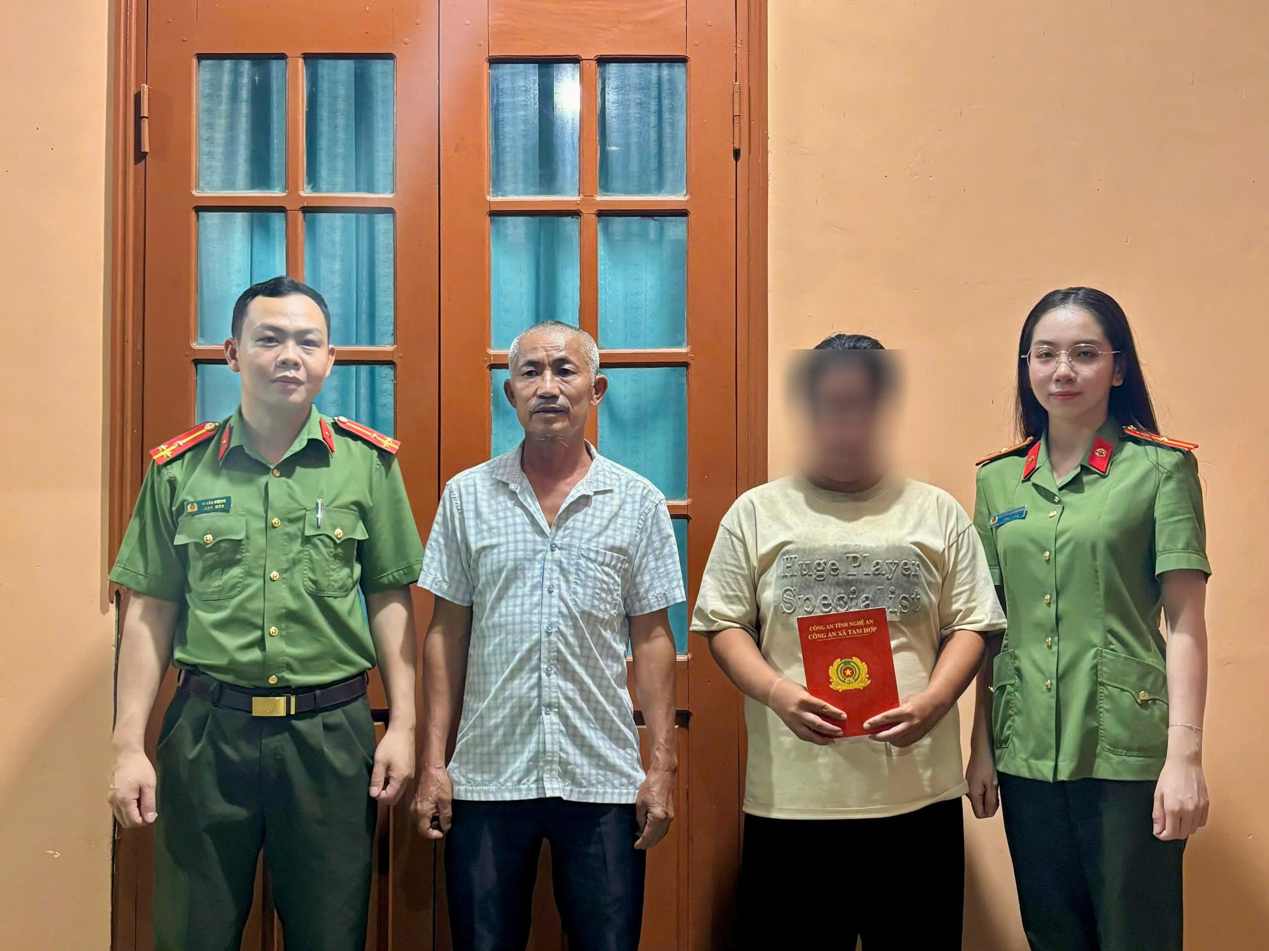 Công an xã hỗ trợ Chị L.T.L đi lạc trở về gia đình