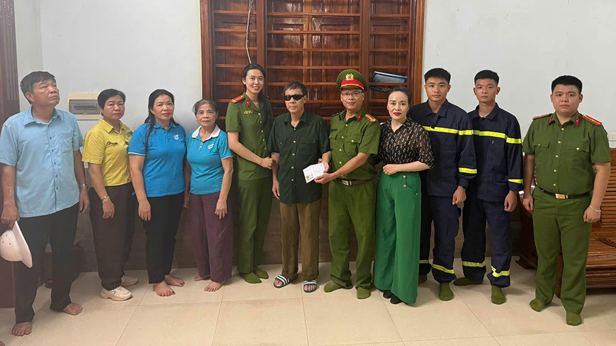 Đoàn công tác tặng quà thương binh