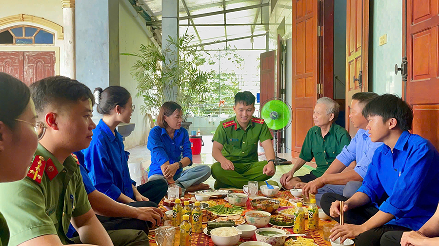 Công an phường tổ chức “Bữa cơm tri ân ” tại gia đình thương binh Bùi Văn Chính