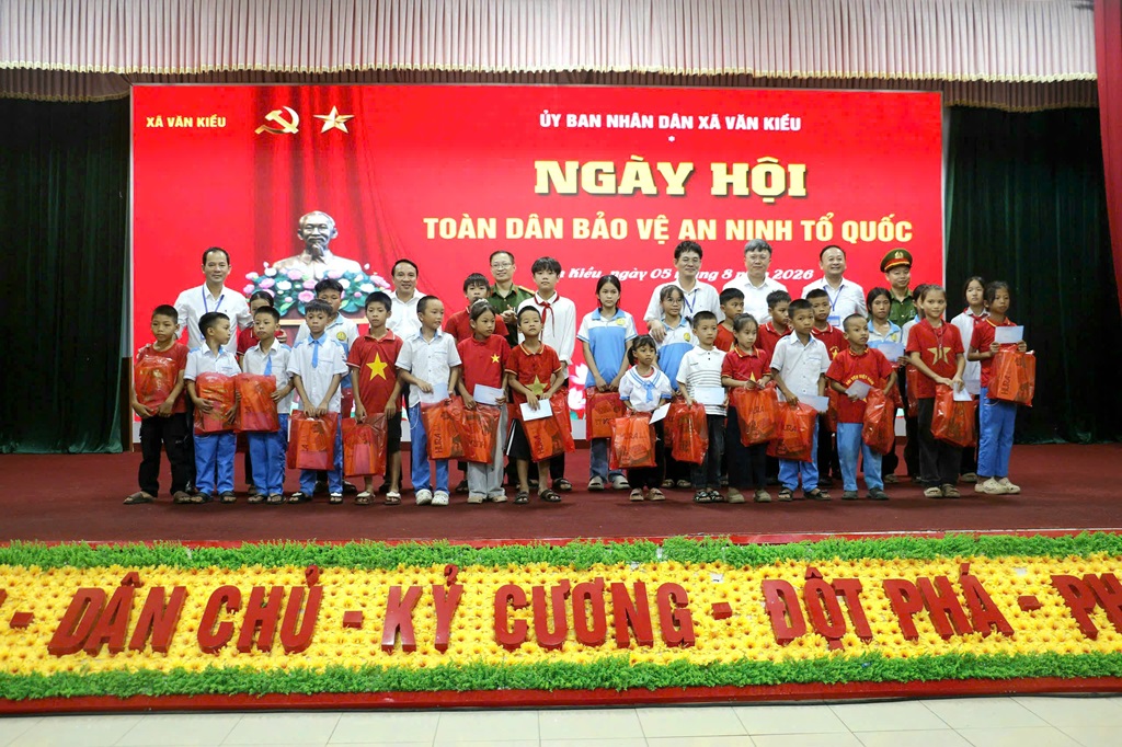 Trao 30 suất quà tặng trẻ em mồ côi có hoàn cảnh khó khăn và học sinh nghèo vượt khó