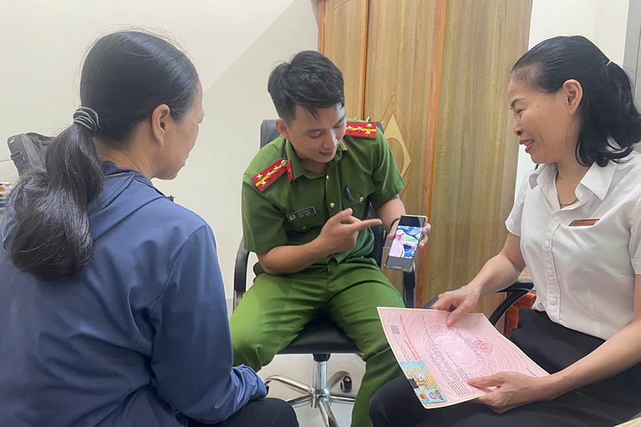 Công an phường và Ngân hàng Agribank Chi nhánh Hoàng Mai tuyên truyền, giúp bà T. tránh bị lừa đảo