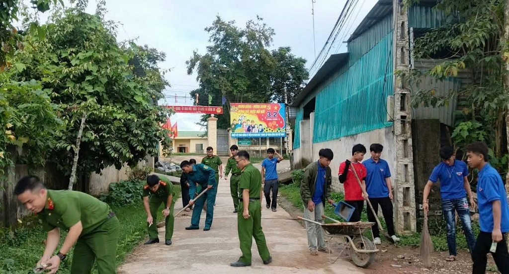 Đoàn viên, thanh niên tổng dọn vệ sinh môi trường