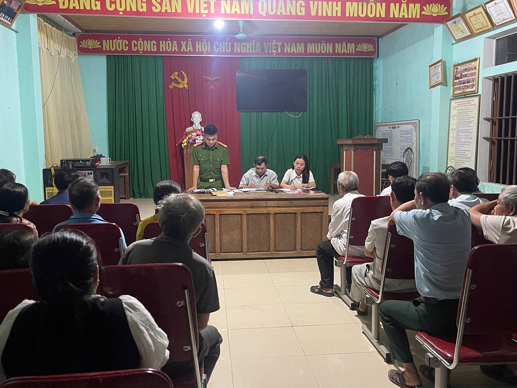 Công an xã Đại Huệ tuyên truyền pháp luật vào sinh hoạt chi bộ tại các xóm