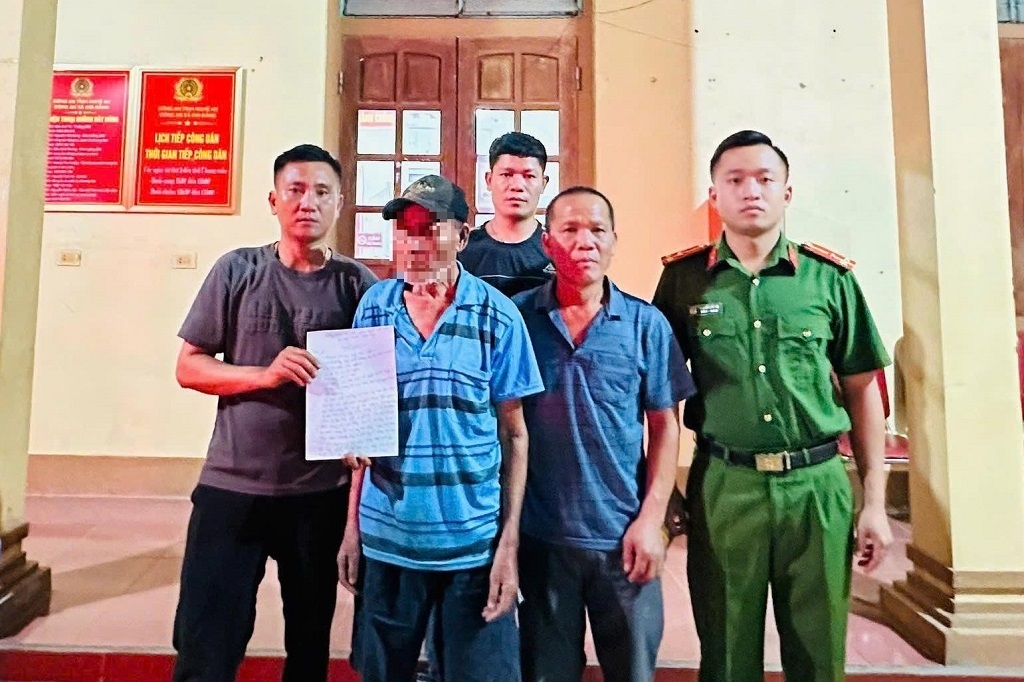 Công an xã Kim Bảng bàn giao ông Lý cho người thân