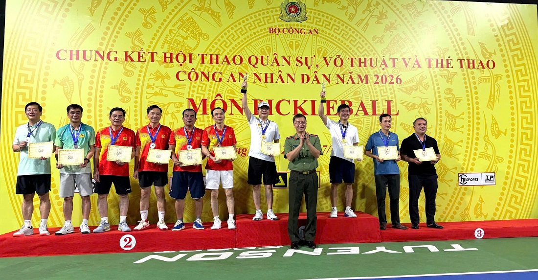 Đồng chí Đại tá Phạm Thành Long – Phó Giám đốc Công an tỉnh và đồng chí Đại tá Phạm Hữu Trường – Phó Giám đốc Công an tỉnh xuất sắc giành Huy chương Vàng nội dung đôi nam Lãnh đạo cấp Cục môn Pickleball