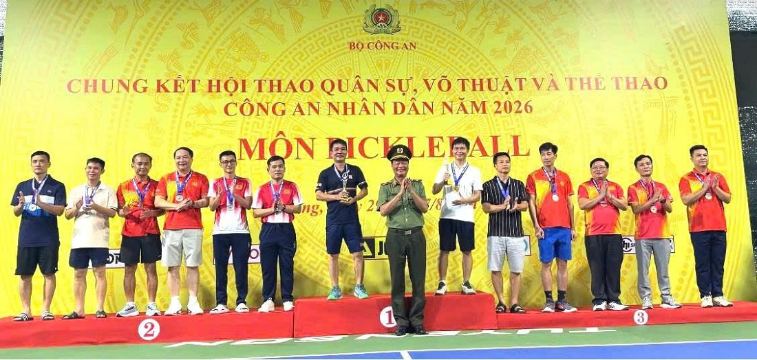 Đồng chí Đại tá Phạm Thành Long – Phó Giám đốc Công an tỉnh và đồng chí Thượng tá Hoàng Anh Dũng – Phó Trưởng phòng Cảnh sát giao thông xuất sắc giành Huy chương Vàng nội dung đôi nam Lãnh đạo cấp Cục, cấp Phòng môn Pickleball 