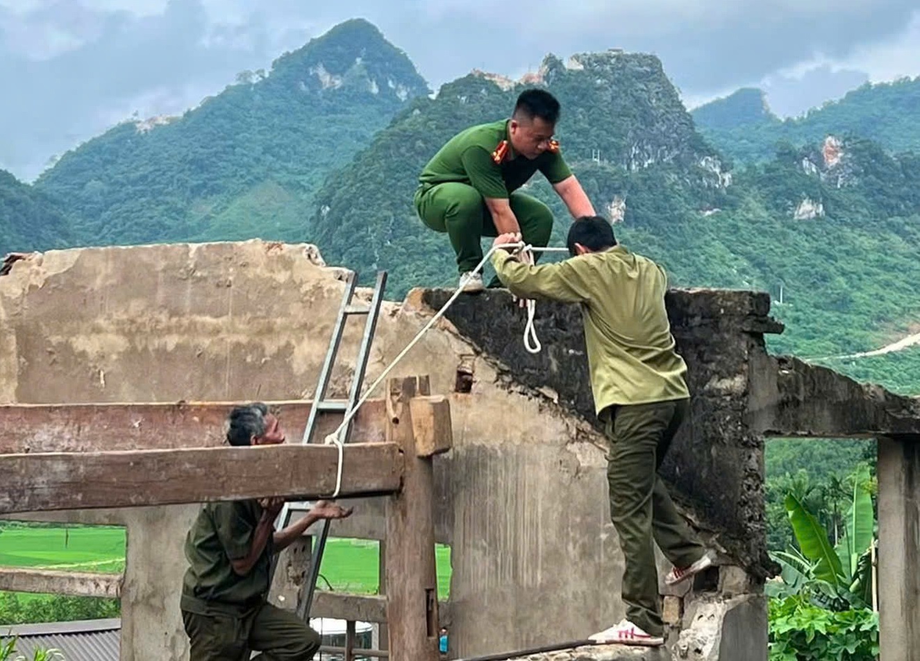 Công an xã hỗ trợ người dân tháo kết cấu nhà bị hư hỏng