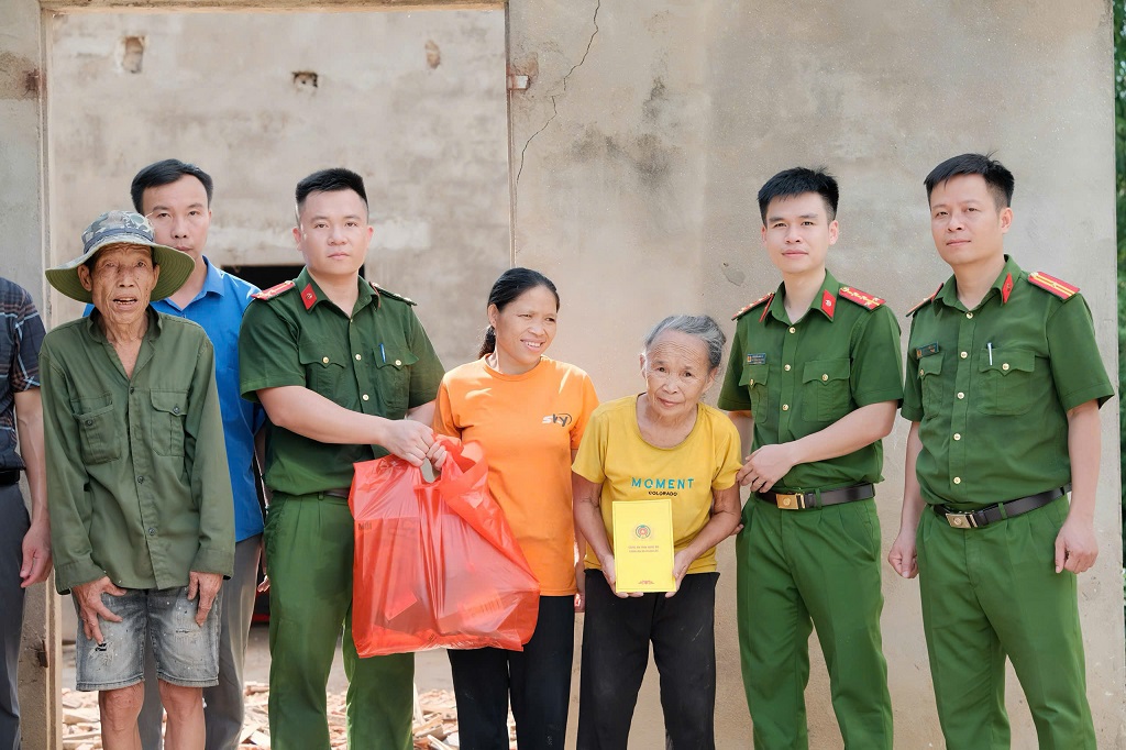 Công an xã trao quà đến hộ dân