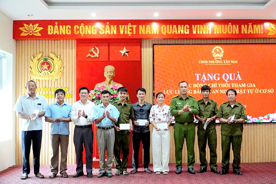 Khen thưởng tập thể, cá nhân có thành tích xuất sắc