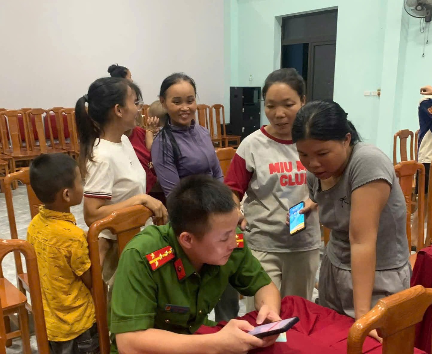 Công an xã hỗ trợ người dân