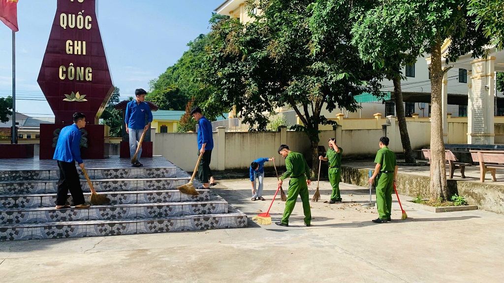 Công an xã dọn dẹp, vệ sinh khuôn viên
