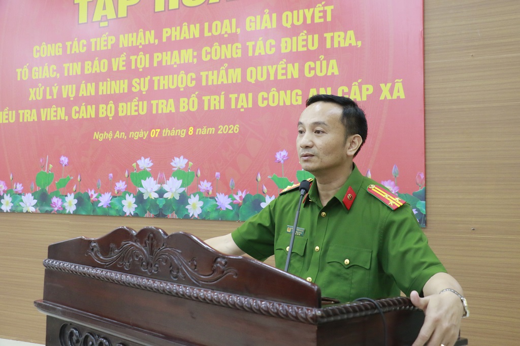 Báo cáo viên trình bày nội dung tập huấn 