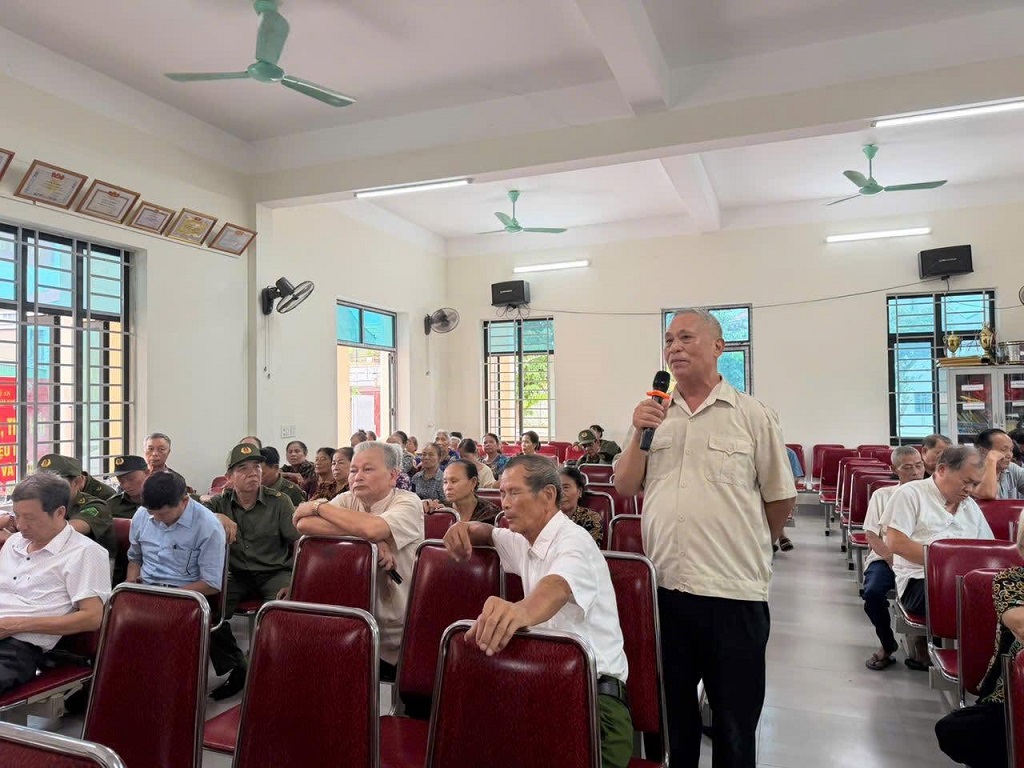 Người dân phát biểu ý kiến 
