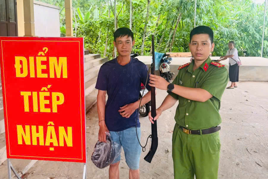 Tiếp nhận vũ khí do người dân giao nộp