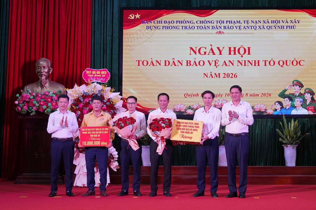 Đồng chí Hoàng Nghĩa Hiếu trao quà tặng xã Quỳnh Phú
