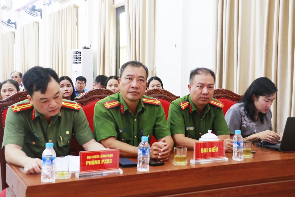 Đại biểu dự buổi lễ 