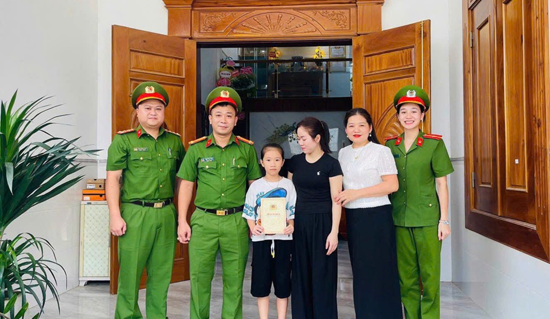 Công an xã Quỳ Châu thăm hỏi gia đình liệt sĩ Sầm Quốc Nghĩa