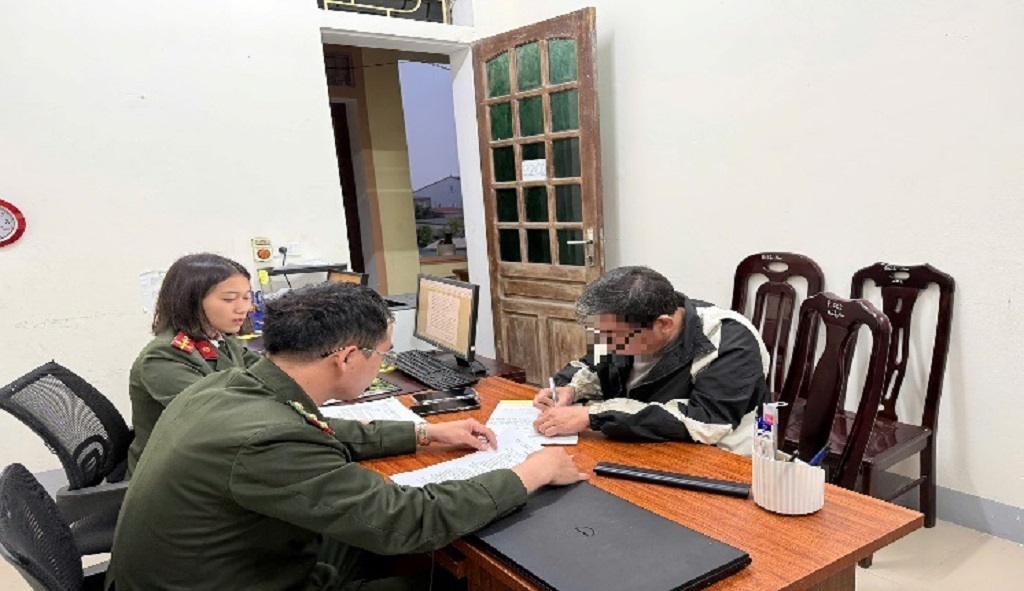 Tổ An ninh Công an phường Thành Vinh làm việc, xác minh, xử lý trường hợp vi phạm trên không gian mạng