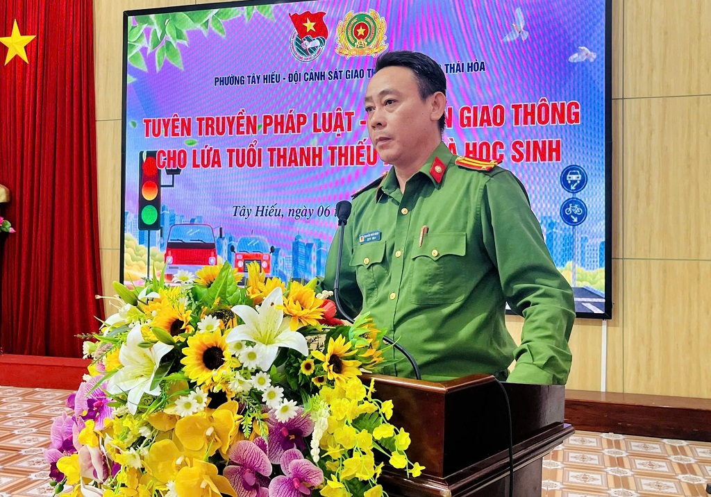 Công an phường tuyên truyền, phổ biến pháp luật về trật tự an toàn giao thông cho đoàn viên, thanh thiếu niên