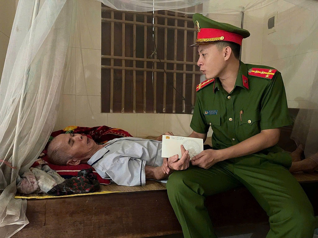 Công an xã thăm hỏi, tặng quà nhân Ngày Thương binh - Liệt sĩ