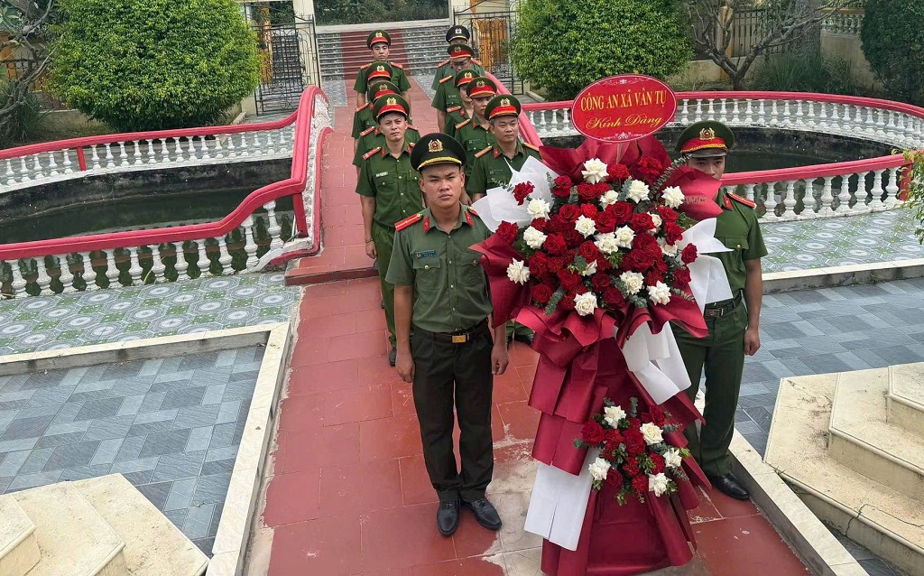 Công an xã Vân Tụ dâng hoa, dâng hương 