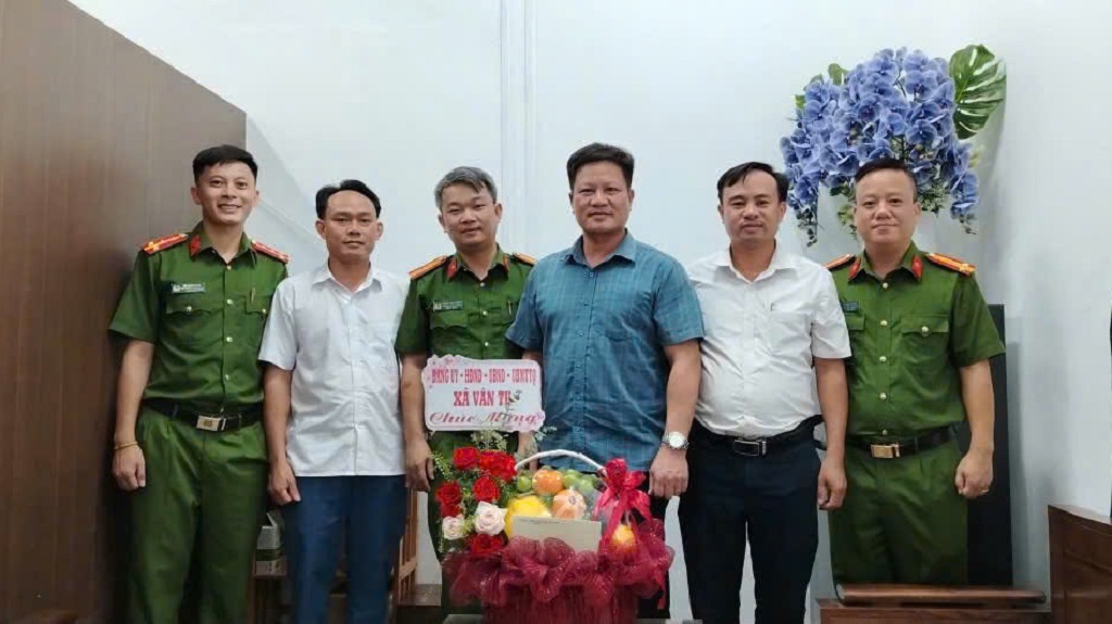 Công an xã đón nhận lẵng hoa chúc mừng