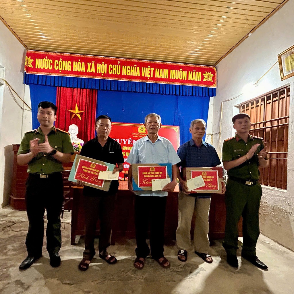 Công an xã tặng quà thân nhân Liệt sĩ