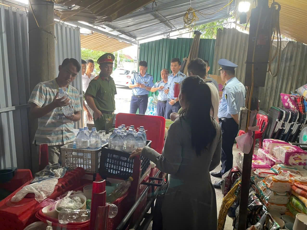 Công an phường Vinh Phú,  Phòng Kinh tế, hạ tầng đô thị phường và Đội Quản lý thị trường số 11 (Chi Cục Quản lý thị trường Nghệ An) kiểm tra ki-ốt bán hàng của P.T.H.