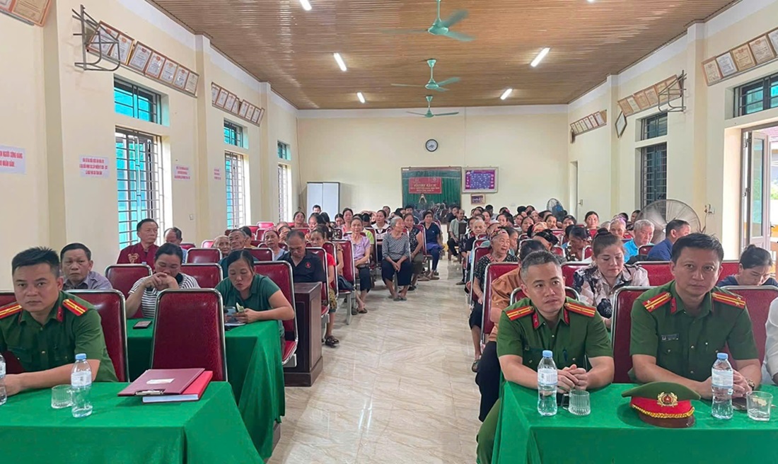 Công an xã Quỳ Châu tuyên truyền pháp luật về phòng, chống mua bán người