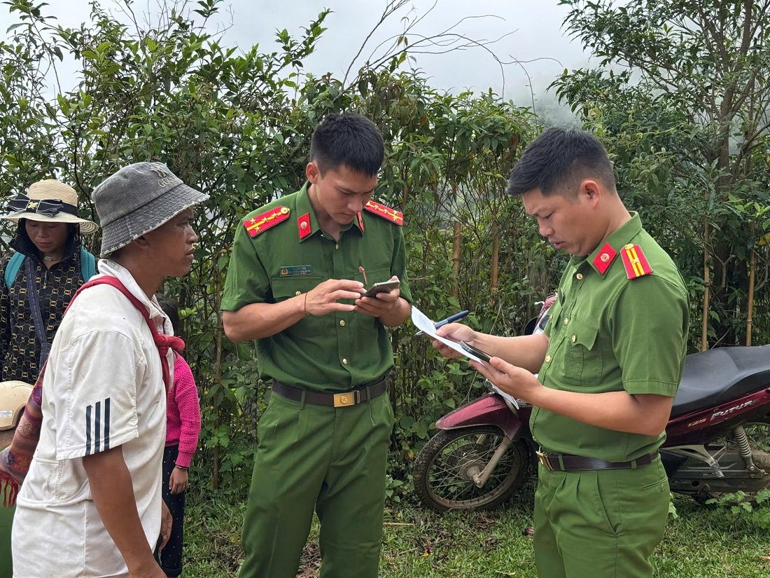Cán bộ Công an xã Keng Đu “hóng sóng” trên đồi để kích hoạt tài khoản định danh điện tử mức độ 2, tích hợp giấy tờ và hướng dẫn người dân bản Khe Linh sử dụng VNeID