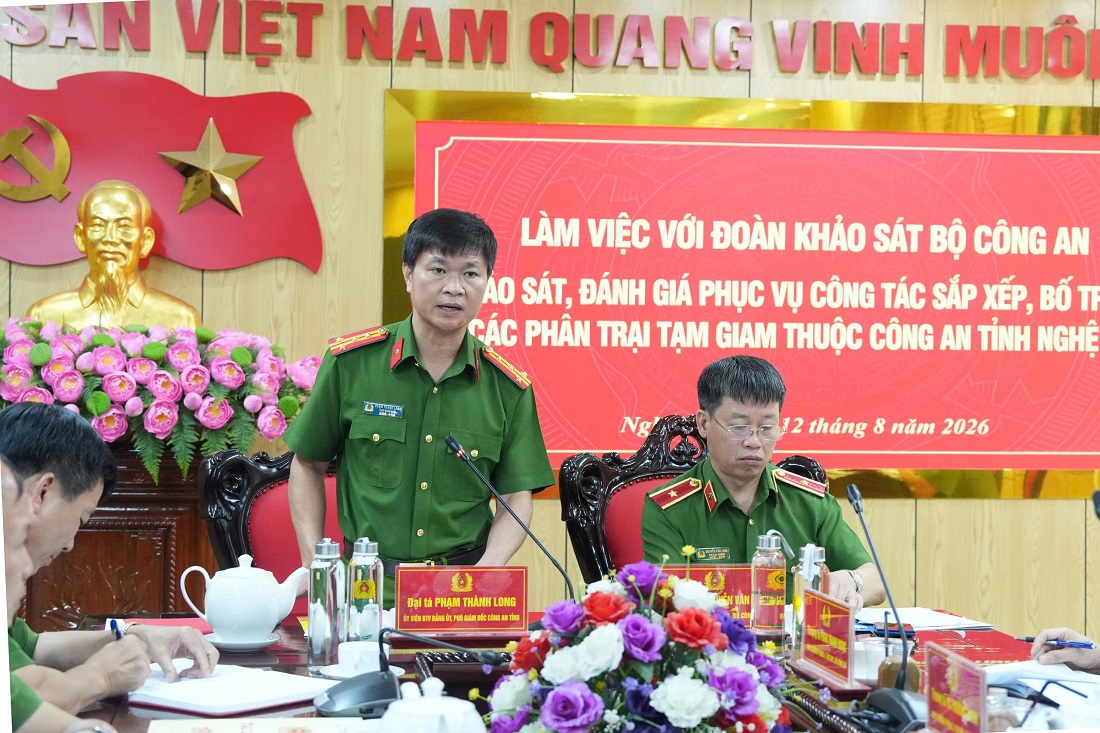 Đồng chí Đại tá Phạm Thành Long, Ủy viên Ban Thường vụ Đảng ủy, Phó Giám đốc Công an tỉnh phát biểu tại buổi làm việc