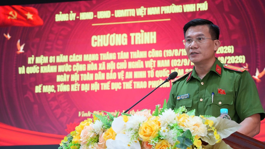 Đồng chí Trung tá Hoàng Anh Thái, Trưởng Công an phường Vinh Phú phát biểu tại buổi lễ