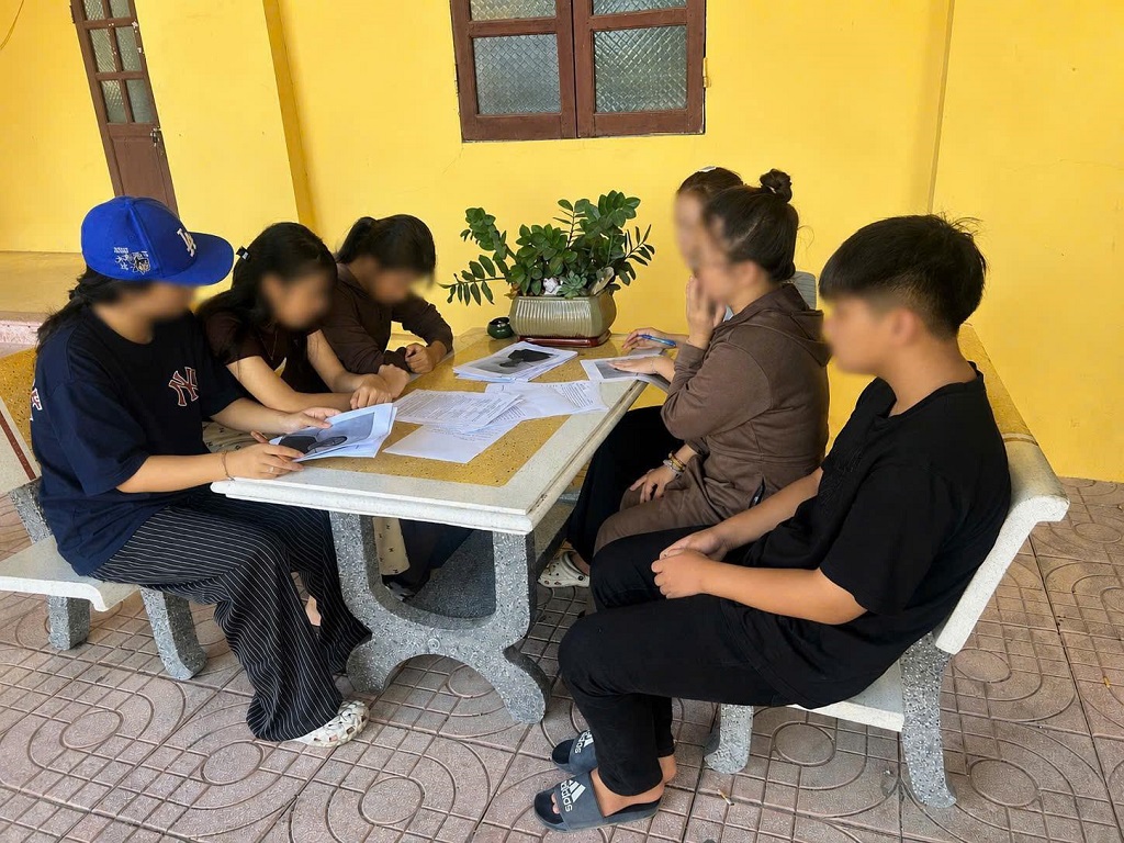 Nhóm học sinh viết cam kết không tái phạm