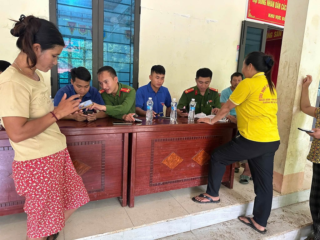 Công an xã Bắc Lý phối hợp Đoàn Thanh niên xã kích hoạt tài khoản định danh điện tử mức 2 tại bản Buộc