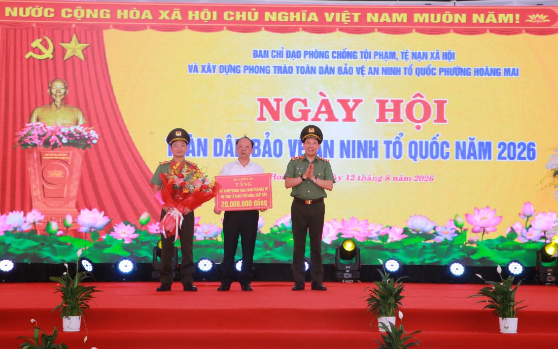Đồng chí Thượng tướng Lê Văn Tuyến - Ủy viên Ban Chấp hành Trung ương Đảng, Thứ trưởng Bộ Công an, Trưởng Ban Chỉ đạo thực hiện phong trào bảo vệ ANTQ Trung ương tặng quà Ban Chỉ đạo mô hình “Giáo dục ý thức chấp hành pháp luật và kỹ năng sống trong các trường học” của tỉnh Nghệ An