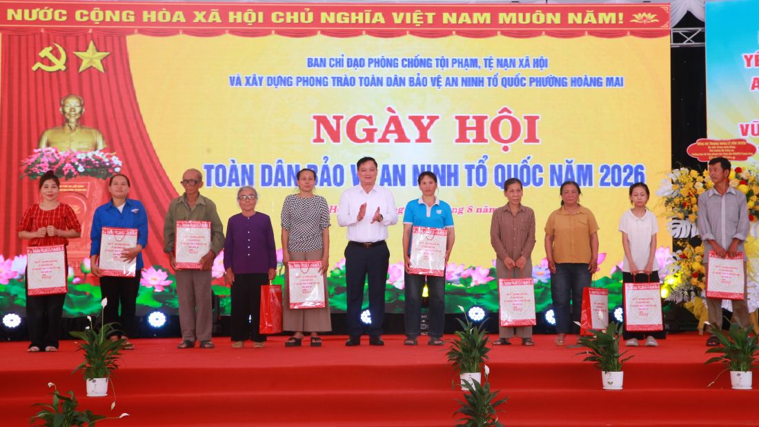 Đồng chí Nguyễn Khắc Thận - Ủy viên Ban Chấp hành Trung ương Đảng, Bí thư Tỉnh uỷ, Trưởng Đoàn đại biểu Quốc hội tỉnh tặng quà các gia đình có hoàn cảnh khó khăn