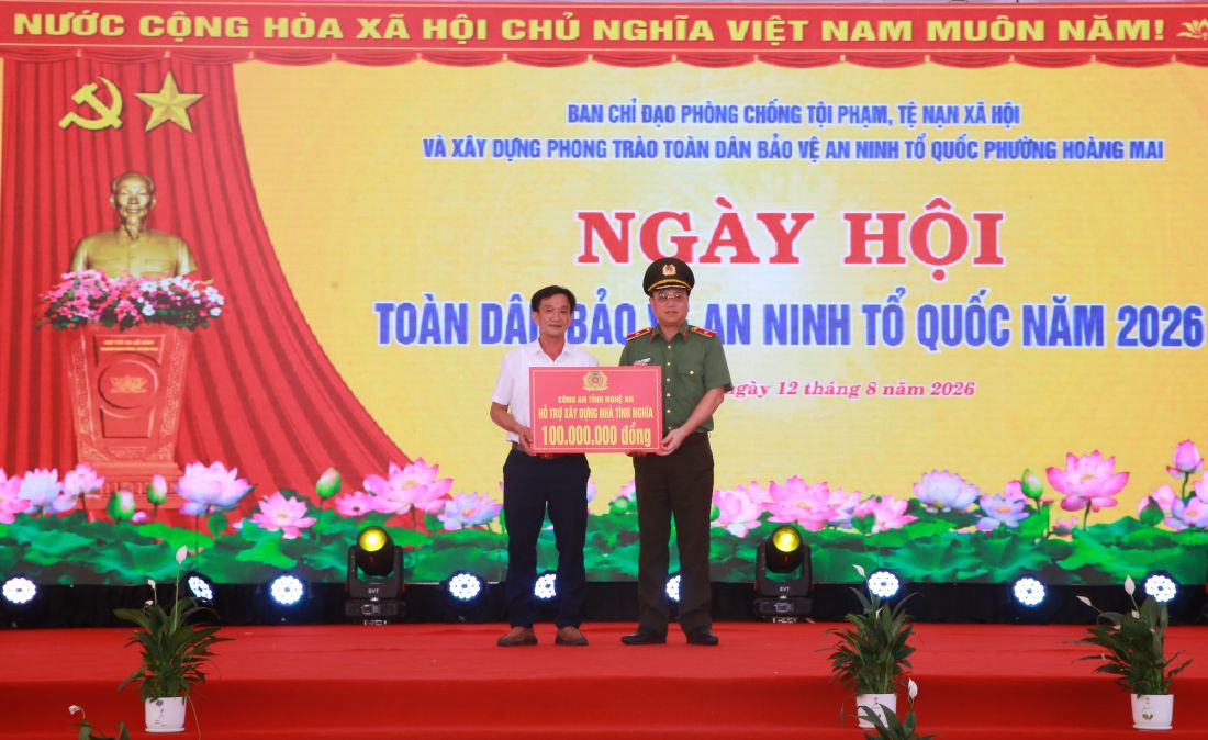 Đồng chí Thiếu tướng Đinh Việt Dũng, Ủy viên Ban Thường vụ Tỉnh ủy, Bí thư Đảng ủy, Giám đốc Công an tỉnh  trao quà hỗ trợ xây dựng Nhà tình nghĩa của Công an tỉnh tặng gia đình ông Lê Công Thuyết