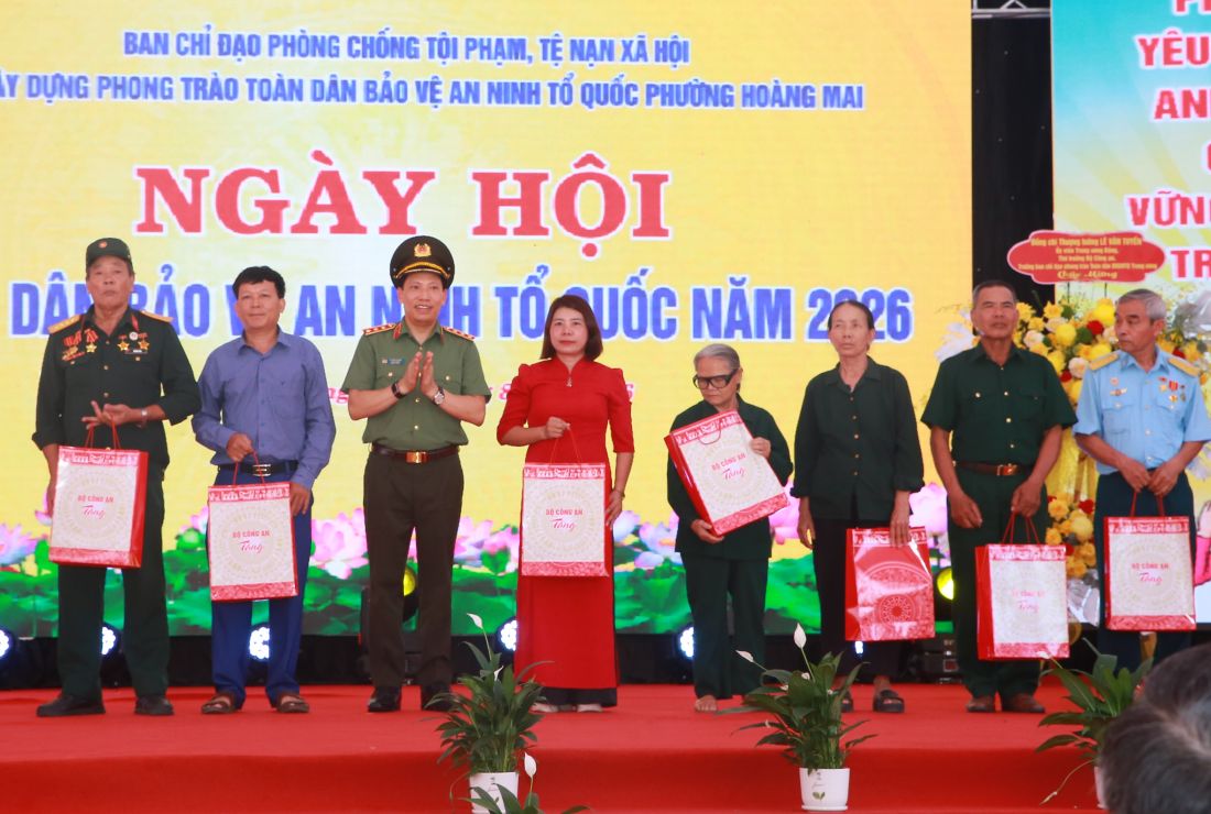 Đồng chí Thượng tướng Lê Văn Tuyến - Ủy viên Ban Chấp hành Trung ương Đảng, Thứ trưởng Bộ Công an, Trưởng Ban Chỉ đạo thực hiện phong trào bảo vệ ANTQ Trung ương tặng quà các gia đình có hoàn cảnh khó khăn