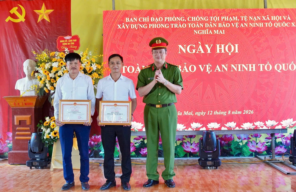 Đồng chí Đại tá Nguyễn Đức Cường - Ủy viên Ban Thường vụ Đảng ủy, Phó Giám đốc Công an tỉnh trao Giấy khen của Giám đốc Công an tỉnh tặng tập thể, cá nhân có thành tích xuất sắc trong phong trào toàn dân bảo vệ an ninh Tổ quốc
